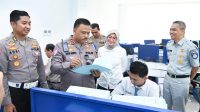 Direktur Operasional Jasa Raharja, Dewi Aryani Suzana, bersama Kakorlantas Polri Irjen Pol. Agus Suryonugroho dan Dirlantas Polda Lampung Kombes Pol. Medyanta meninjau langsung proses pelayanan BPKB dan Samsat Digital di Direktorat Lalu Lintas Polda Lampung, sebagai bagian dari komitmen bersama dalam mendorong tertib administrasi kendaraan dan peningkatan pelayanan publik berbasis digital.