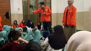 Momen kebersamaan penuh kehangatan antara mahasiswa KKN-T IPE AIK UMPKU Surakarta dan para santri TPA Masjid Al-Muttaqien, Jayengan.