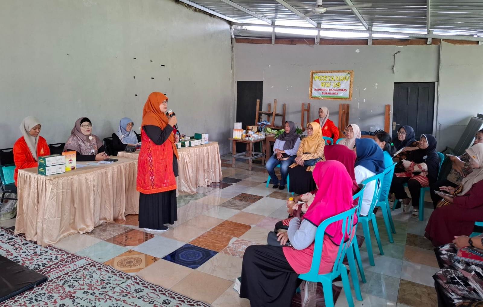 Kegiatan pengabdian masyarakat berlangsung dengan antusias di Balai Warga RW 09 Kadipiro, Banjarsari, Surakarta, di mana para kader Posyandu Lansia Amarta tampak aktif mengikuti pelatihan teknik akupresur dan Slow Stroke Back Massage. Dalam foto terlihat para peserta mempraktikkan langsung teknik yang diajarkan dengan bimbingan tim pengabdi dari Universitas Muhammadiyah Surakarta, sementara lansia yang hadir tampak bersemangat menjadi model praktik
