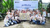 Para peserta JR Pelita berfoto bersama jajaran Jasa Raharja usai mengikuti pelatihan ecoprint di Bandung. Momen ini mencerminkan semangat kebersamaan dan harapan baru bagi keluarga ahli waris dalam membangun kemandirian ekonomi pascakecelakaan.