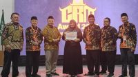 Rektor UMPKU Surakarta Weny Hastuti, M.Kes., Ph.D., berfoto bersama jajaran Pimpinan Pusat Muhammadiyah usai menerima Piagam Penghargaan CRM Award VI 2025 di Masjid Al Jihad, Banjarmasin. Momen tersebut menjadi simbol kolaborasi dan komitmen UMPKU dalam memperkuat peran cabang, ranting, serta masjid Muhammadiyah di tingkat nasional.