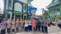 Momen pelepasan balon oleh pihak sekolah menandai dibukanya secara resmi pentas berbahasa Inggris Kelas Global SMP Muhammadiyah 7 Surakarta, Rabu (11/2/2026), sebagai simbol semangat, harapan, dan langkah awal siswa menuju wawasan global.