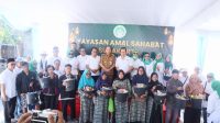 Foto bersama jajaran Yayasan Amal Sahabat Surakarta dan Wali Kota Surakarta Respati Achmad Ardianto, serta para penerima manfaat usai kegiatan pembagian 3.026 paket sembako dalam rangka Semarak Ramadan 1447 H di Ndalem Marsum, Senin (16/3/2026), menjadi simbol kebersamaan dan kepedulian sosial di bulan suci Ramadan.