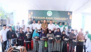 Foto bersama jajaran Yayasan Amal Sahabat Surakarta dan Wali Kota Surakarta Respati Achmad Ardianto, serta para penerima manfaat usai kegiatan pembagian 3.026 paket sembako dalam rangka Semarak Ramadan 1447 H di Ndalem Marsum, Senin (16/3/2026), menjadi simbol kebersamaan dan kepedulian sosial di bulan suci Ramadan.