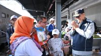 Bersama pemudik peserta Program Mudik Gratis BUMN 2026 di Stasiun Pasar Senen, Jakarta, Senin (16/3), menjadi momen kebersamaan sebelum keberangkatan menuju kampung halaman, sekaligus mencerminkan semangat pelayanan dan kepedulian dalam menghadirkan perjalanan mudik yang aman dan nyaman bagi masyarakat.