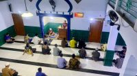 WhatsApp Image 2026-03-19 at 08.21.22 Suasana kebersamaan jamaah saat mengikuti kegiatan buka puasa bersama di Masjid Al-Munir UMPKU Surakarta, yang menjadi salah satu program unggulan selama Ramadan 1447 Hijriah dalam mempererat silaturahmi antara civitas akademika dan masyarakat sekitar.