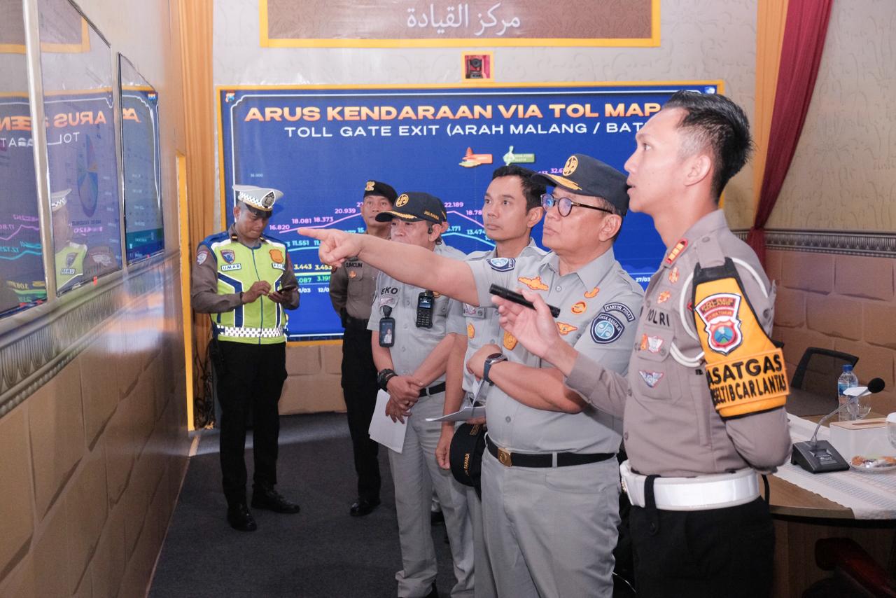 Direktur SDM & Umum Jasa Raharja, Rubi Handojo, melakukan peninjauan ke Pos Pelayanan Terpadu di wilayah Jawa Timur guna memastikan kesiapsiagaan petugas, kelengkapan sarana pendukung, serta optimalisasi layanan perlindungan dasar bagi masyarakat selama arus balik Idulfitri 2026. Kegiatan ini merupakan bagian dari komitmen Jasa Raharja dalam menghadirkan pelayanan yang cepat, tepat, dan responsif bagi korban kecelakaan lalu lintas.