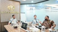 Suasana rapat koordinasi antara Jasa Raharja dan Organda di Jakarta, yang dihadiri Muhammad Awaluddin bersama Adrianto Djokosoetomo dan jajaran, membahas penguatan sinergi melalui integrasi data, peningkatan keselamatan transportasi, serta pembentukan forum kolaborasi nasional hingga daerah.