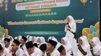 WhatsApp Image 2026-05-18 at 14.41.33 Penampilan siswa SMP Muhammadiyah PK Kottabarat Surakarta di atas panggung dalam rangkaian Wisuda Tahfiz Al-Qur’an di Ballroom The Alana Hotel Solo, Sabtu (16/5/2026), berlangsung penuh percaya diri dan memukau. Aksi tersebut menjadi bagian dari ungkapan rasa syukur sekaligus apresiasi atas perjuangan para wisudawan dalam menghafal Al-Qur’an, yang turut menambah semarak dan kesan mendalam bagi seluruh tamu undangan yang hadir.