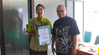 "Estafet Kepemimpinan untuk Pendidikan yang Lebih Unggul — Ketua Yayasan Masmahdani melantik Herlambang Gilang S.N., S.Kom., M.M. sebagai Kepala Sekolah SMK Wihdatul Ummah, disaksikan Pembina Yayasan, Pimpinan Pondok Pesantren, serta seluruh guru dan staf."